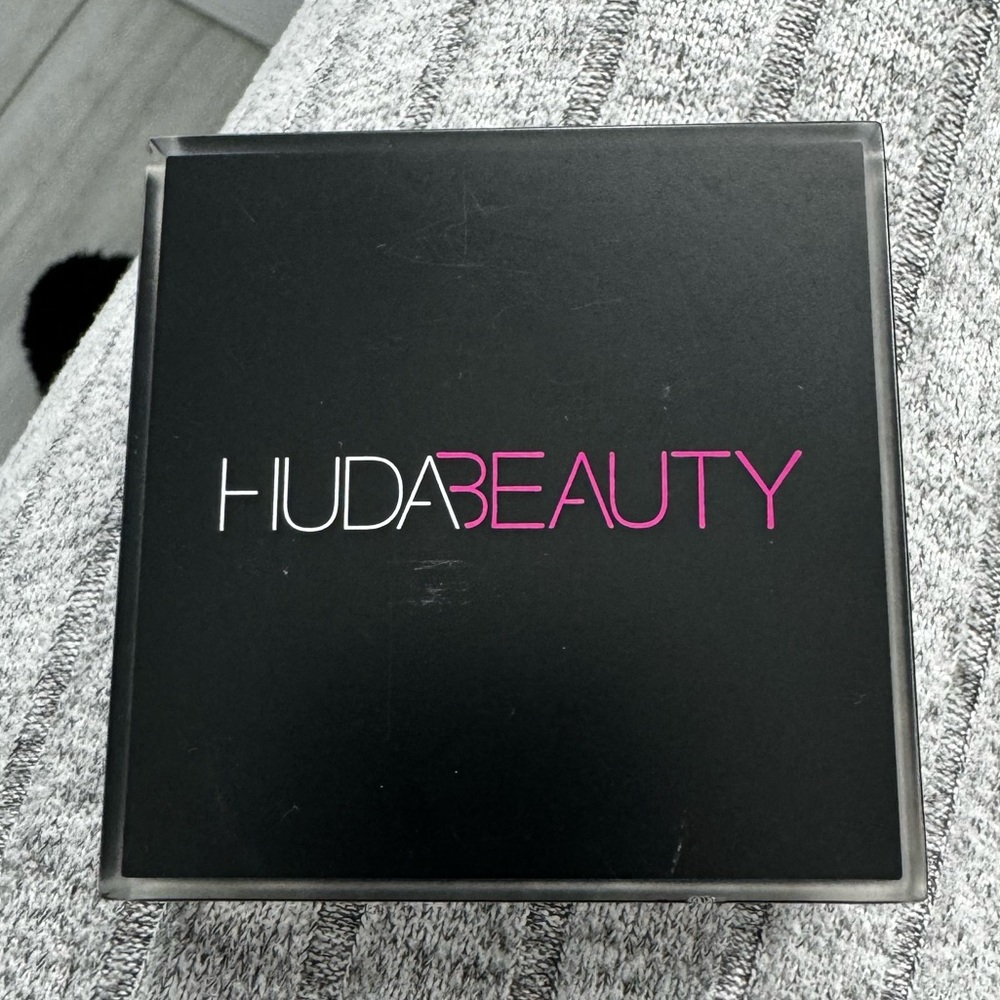 Huda Beauty light tantour contour and bronzer cream